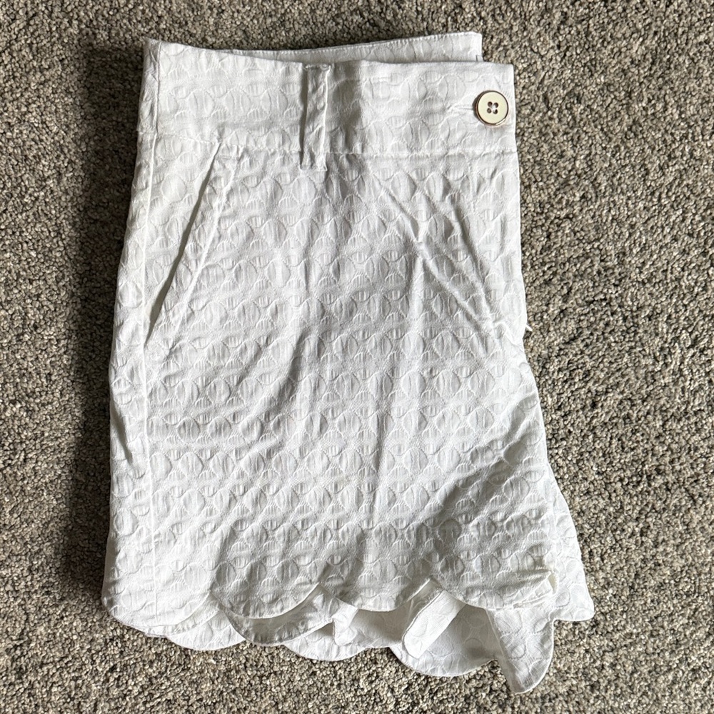 crown & ivy White Scalloped Hem Embroidered Shorts